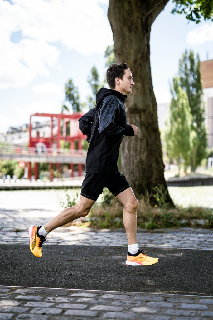 Coureur avec les paires de Puma Nitro Elite 2. 