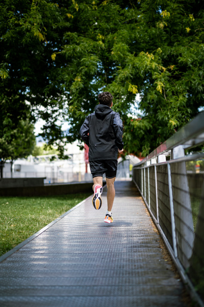 Coureur sur un pont avec les paires de running Puma Nitro élite 2. 