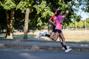 Un homme et une femme faisant de la course à pied.