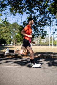 Un homme et une femme faisant de la course à pied.