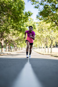 Une femme faisant de la course à pied. 