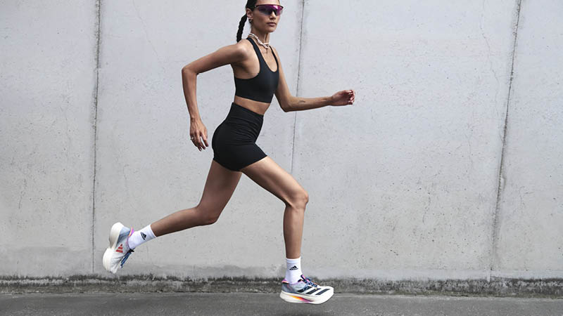 Coureuse avec la paire de running Adidas Adizero Prime X Strung.