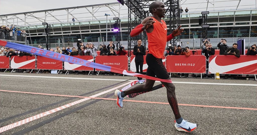 Eliud Kipchoge à l'arrivée du marathon Breaking 2. 