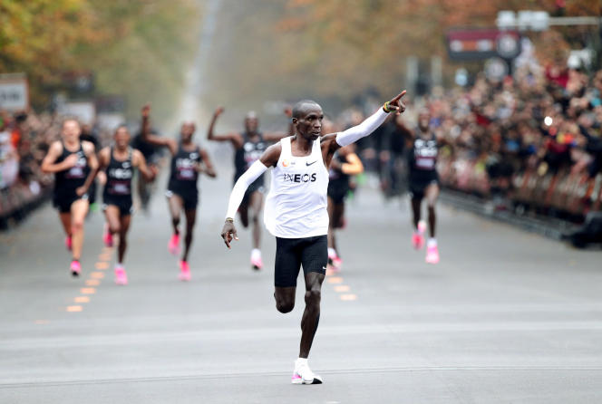 Eliud Kipchoge à l'arrivée du marathon de Vienne pour l'évènement Ineos Challenge. 