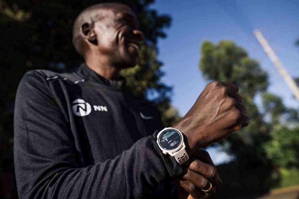 Kipchoge avec sa montre coros Pace 2