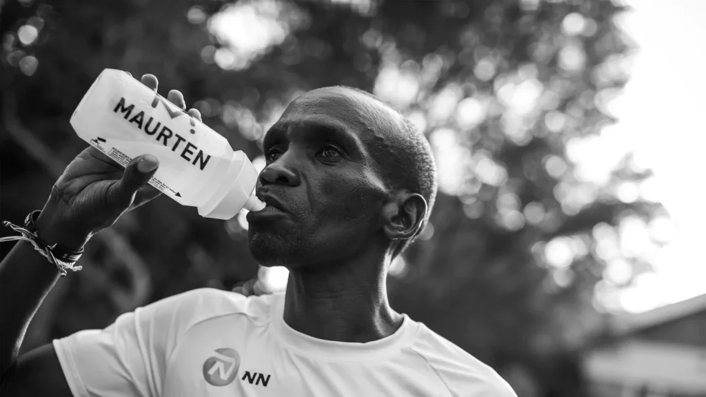 Eliud Kipchoge boit dans une gourde Maurten
