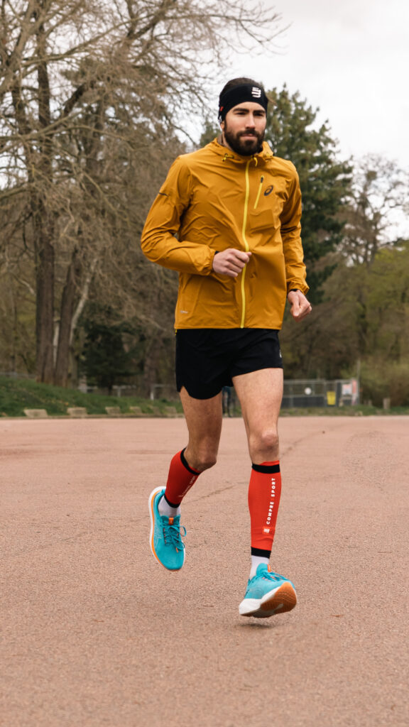Coureur avec des manchons de running