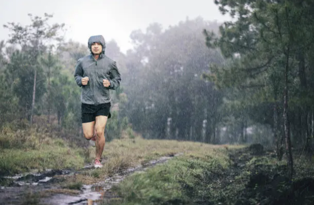 Courir sous la pluie